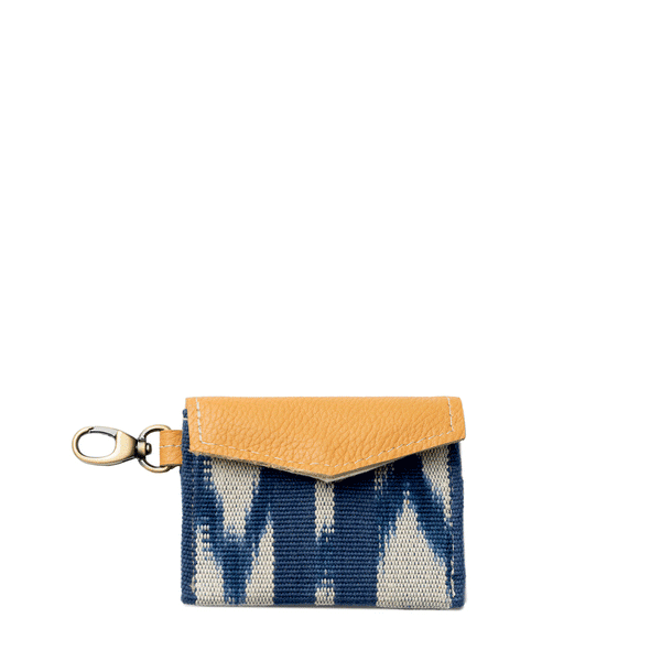 A GIF showing the front and back sides of the hand woven artisan Chabela Card Holder in Atitlán Hills pattern.