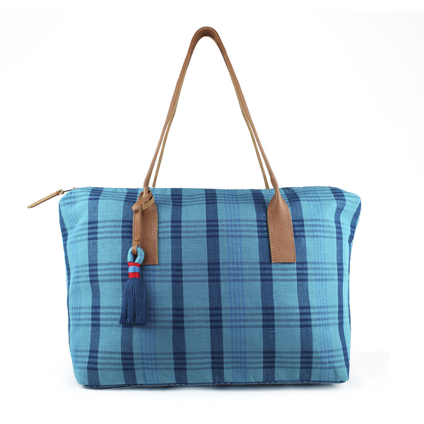 Front view of the Soledad Tote in Atitlán Plaid.